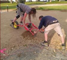 Encore du beau boulot!
Ils en ont ch... les pauvres!
A 2 sur la machine pour réussir à percer le sol.
Résultat plein de trous.
Où est la taupe?!!