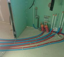 Des tuyaux et encore des tuyaux ! Emplacement de la machine à laver et de la chaudière