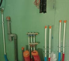 Des tuyaux et encore des tuyaux ! Emplacement de la machine à laver et de la chaudière