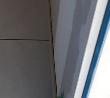 Jour entre le mur et la plinthe