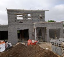 La ma&ccedil;onnerie de l'&eacute;tage est quasiment termin&eacute;e