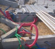 Le ma&ccedil;on trouve les plans compliqu&eacute;s... c'est vrai que c'est pas tout droit