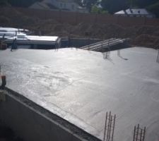 Demi dalle coul&eacute;e. Celle de la partie garage.