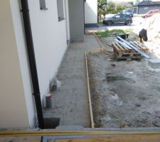 Pr&eacute;paration du coffrage pour couler un trottoir autour de la maison.