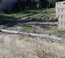 Enfin le beau temps est revenu et entre deux éclaircies les fondations ont pu être ouvertes. 
Comme nous nous y attendions il a donc fallut sur une petite partie descendre jusqu'à 1m80 pour pouvoir se poser comme il faut.
Les fondations ont été coulées 2 jours plus tard cause pluie. 
Le séchage 10 jours.