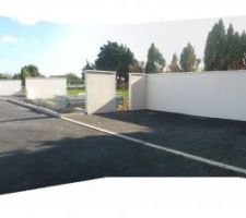 Vu panoramique de l'entrée de notre terrain avec au fond l'entrée du lotissement.