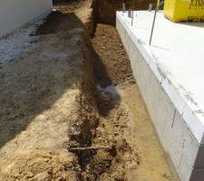 1er jour de remblaiement le 05/05/18 avec un seau.