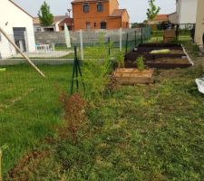 Potager installé... Manque la terre. + petites plantations qui pourront cacher un peu le vis à vis