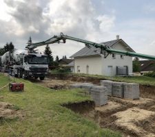 Coulage du béton pour fondations du vide sanitaire