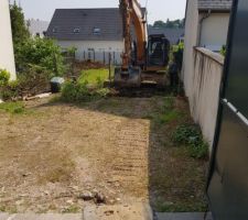 Debut du terrassement : décapage du chemin d'accès