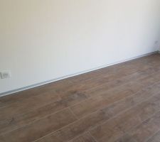 Pose des plinthes en aluminium brossé au rez de chaussée / escalier / sdb