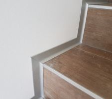 Pose des plinthes en aluminium bross au rez de chausse / escalier / sdb