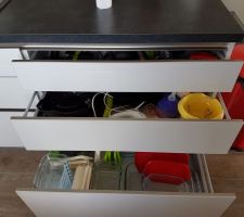 Casserolier 89.5 cm sur îlot central, 3 tiroirs