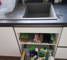 Tiroir sous évier avec étagère