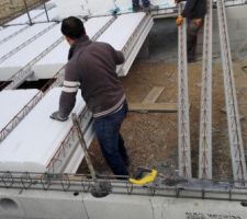Mise en place des poutrelles et des hourdis pour le plancher du RDC