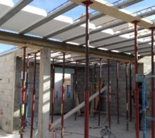 Apr&egrave;s qques jours de s&eacute;chage, mise en place des poutrelles et hourdis polystyr&egrave;ne de plancher du R+1