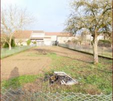 Le jardin, la maison au fond.