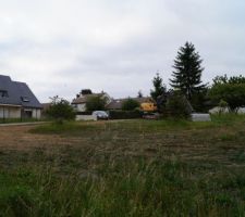 Vue du terrain, il est un peu en pente. Jour d'ouverture du chantier.
