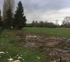 De l'eau partout sur le terrain juste avant le terrassement. Ca fait des semaines qu'il pleuvait.