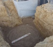 Préparation du fond en sable pour l'installation de la cuve la semaine prochaine
