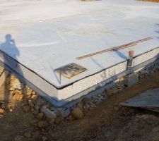 Fin de l?étanchéité et drainage autour du vide sanitaire de la terrasse.
Installation des évacuations des eaux de pluies vers la cuve