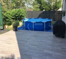 Terrasse en carrelage style parquet