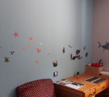 Collage de stickers repositionnables dans la chambre du grand