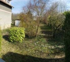 Portail existant du terrain.
Nous avons achet&eacute; le jardin de la maison existante.