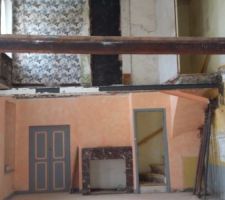 Voici coté (anciennement) cuisine du RDC. On voit l'escalier qui monte à l'étage. Nous avons fait tomber cloison et plafond. La porte d'entrée se trouve sur la gauche !