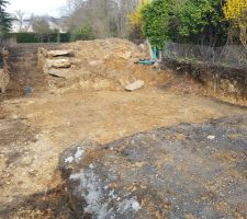 Terrassement terminé. A cause de la météo et le temps d'attendre le maçon pour les fondations, un grès ainsi que de la terre sur les cotés est tombé.
