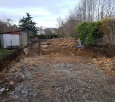 Le terrassier  nous a proposé de mettre les gros bloc de grès sous la terrasse pour éviter de les débarrasser (le tarif pour les retirer n'était pas compris).
Je trouve que cela a été fait intelligemment pour éviter de faire de la maçonnerie.