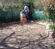 Et voilà un bout de notre jardin. Nous avons pour l'instant mis la baignoire pour faire tremper les tommettes que j'ai récupérées du 1er étage sous un agréage.