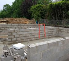 J-2: Finalement apr&egrave;s r&eacute;flexion, nous aimerions une porte dans le sous-sol. On appelle aussi t&ocirc;t notre constructeur pour la pose d'un linteau avant que &ccedil;a ne soit trop tard.