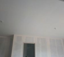 1ère couche au plafond de notre chambre