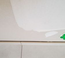Toujours ce jour affreux entre les plinthes et le mur