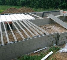 Vue de haut des premi&egrave;res poutrelles et hourdis.