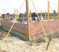 Elévation des murs en brique Vandersanden Cayenne joint blanc.