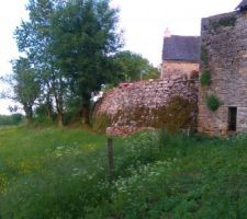 Grange coté EST
+ mur de soutien cours interieur de la maison