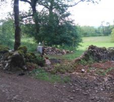 Démolition du muret sous la grange et rangement des pierres
