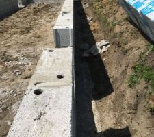 Les cinq rangées de parpaing pour le vide sanitaire sont fait