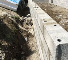 Les cinq rangées de parpaing pour le vide sanitaire sont fait