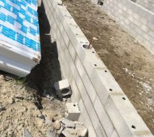 Les cinq rangées de parpaing pour le vide sanitaire sont fait