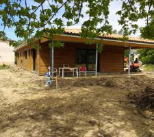Toujours du terrassement en cours, on a remis de la terre autour de la maison