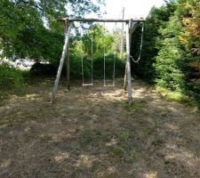 Une petite balançoire pour faire patienter les enfants quand ils viennent avec nous sur le terrain.