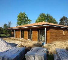 Toujours de la terre autour de la maison avec un brin de soleil levant !
