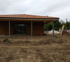 Toujours de la terre autour de la maison
