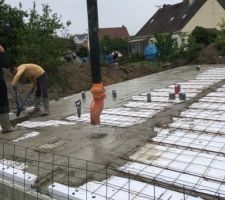 Coulage de dalle avec deux toupies de b&eacute;ton