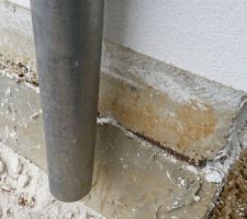 On m'a dit que ce serait corrigé, mais cela n'a pas été le cas, 
on vois bien le ferraillage de la dalle de la maison.