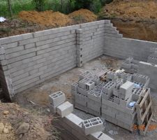 Il n'y a pas la rigidification des fondations a 1/3 des soubassements
Il n'y a pas les potaux raidisseur tout les 2m50 
Mr l'huissier , vous not&eacute; ?