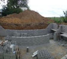 Il n'y a pas la rigidification des fondations a 1/3 des soubassements
Il n'y a pas les potaux raidisseur tout les 2m50
Mr l'huissier , vous noté ?
Allez dans moins d'1 ans c'est fini , a ben non :(